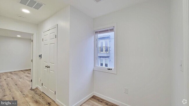 Building Photo - 1712 Mt Vernon Ave Unit D Rental