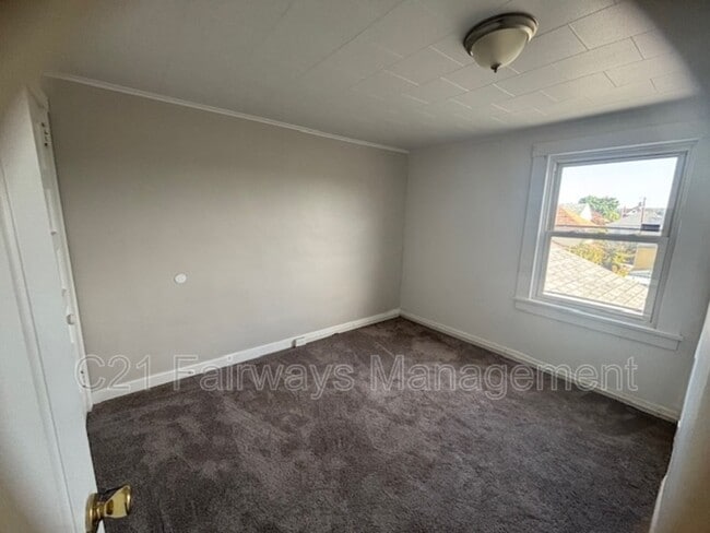 Photo - 922 Vankirk St
