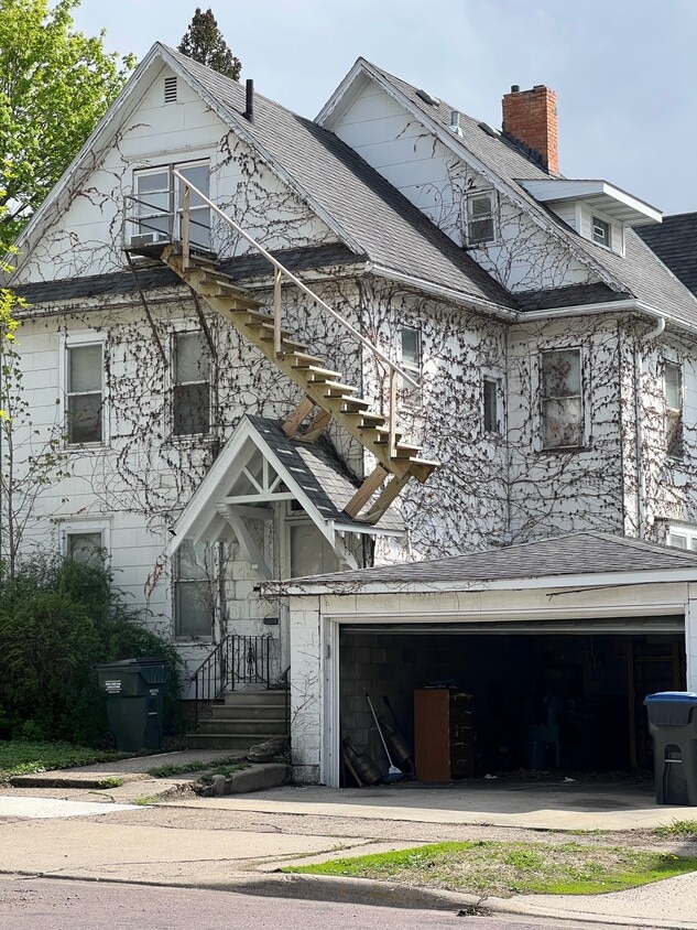 Photo - 327 E Walnut St (Mankato, MN)