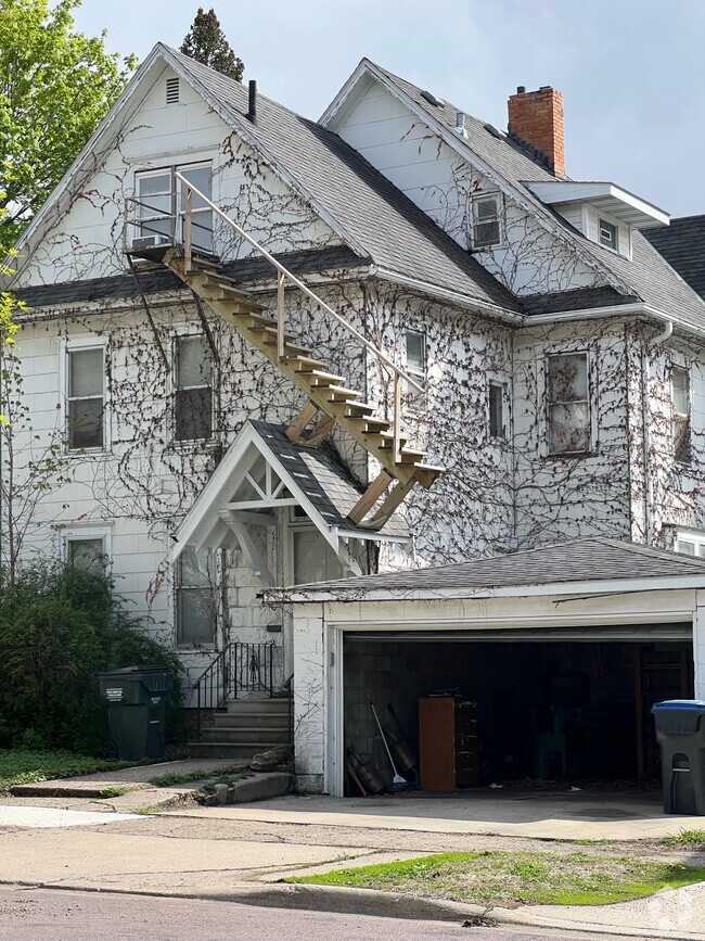 Building Photo - 327 E Walnut St Rental