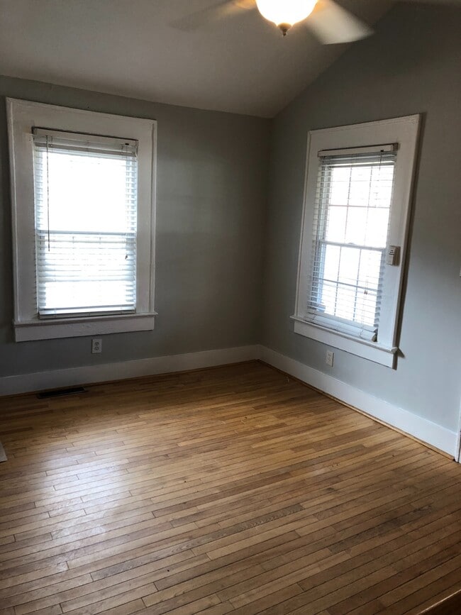 Photo - 2bd/2ba w/ Bonus Room & Large Backyard in ... House