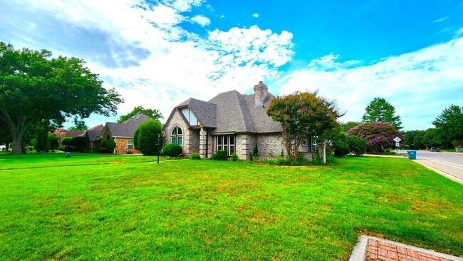 Building Photo - Remodeled with Luxurious Finishes!