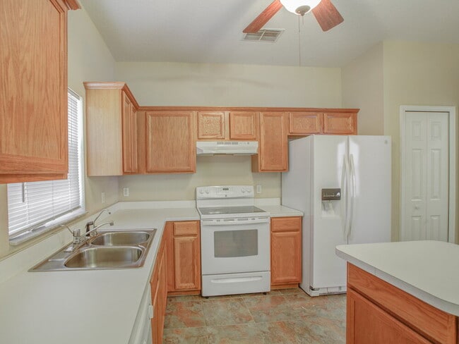 Photo - 1760 Sparkling Water Cir