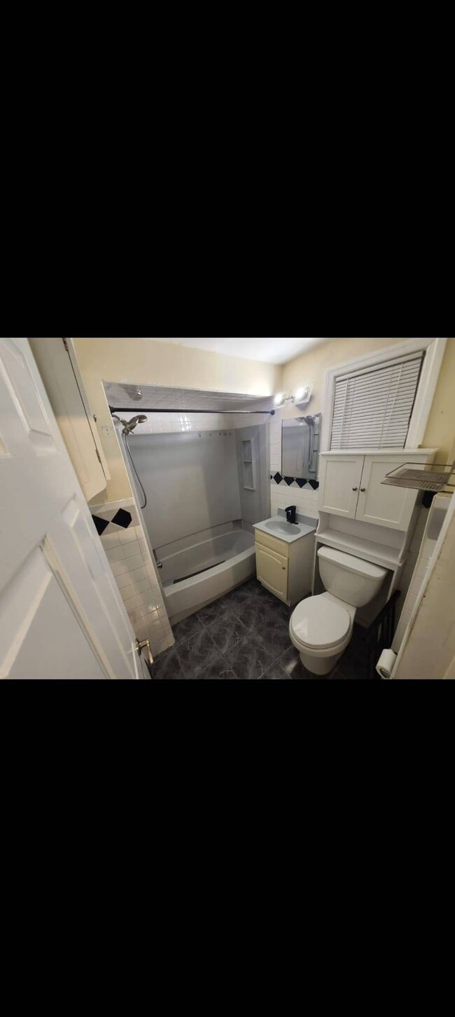 bathroom - 322 Pershing Ave Unit 322