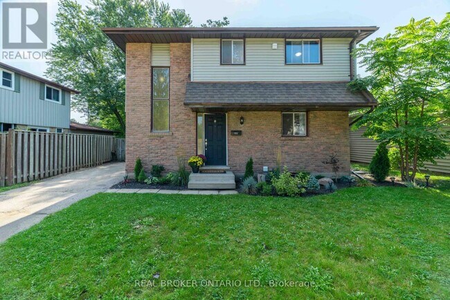 Photo - 232 Cedarwoods Crescent