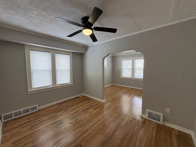 Photo - 10118 Russell Ave Unidad 10116