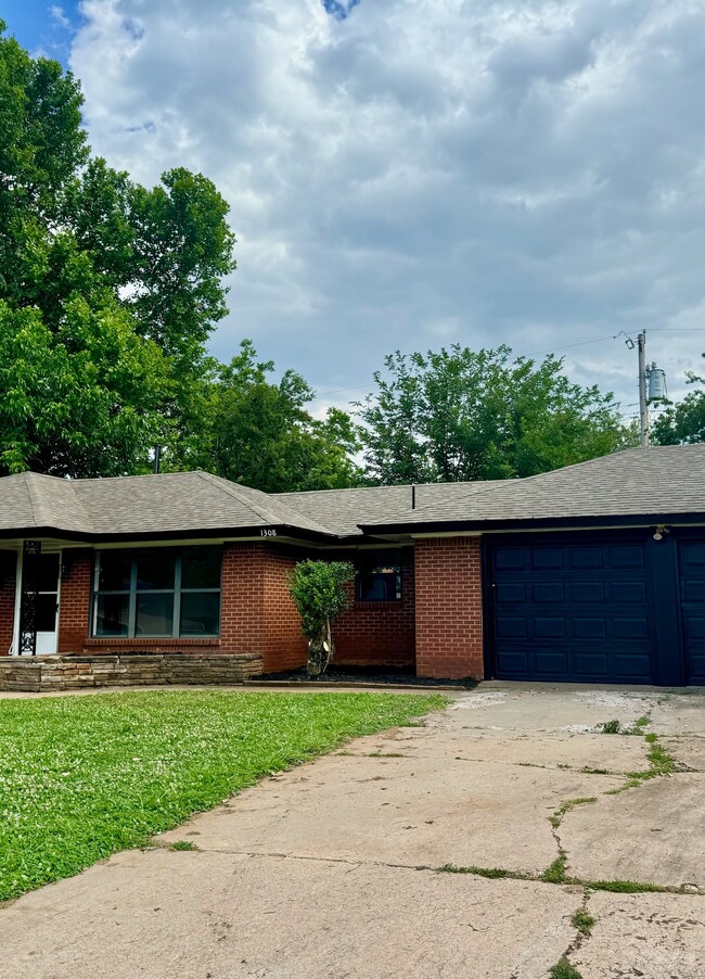 Building Photo - 1308 NE 45th St
