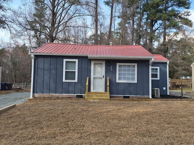 Building Photo - NEW LISTING!!!!!