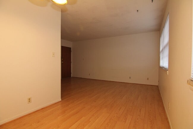 Photo - Spacious 1 bedroom 1 bath - available in S...