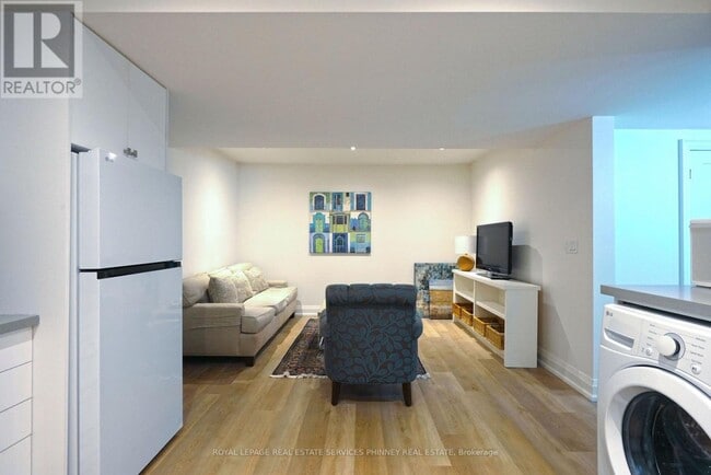 Photo - 1413 Queen Victoria Ave