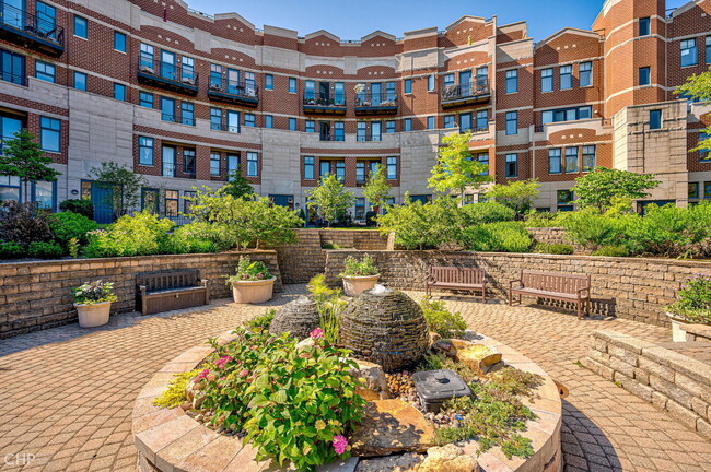 Building Photo - 7748 N Sheridan Rd Unit 5