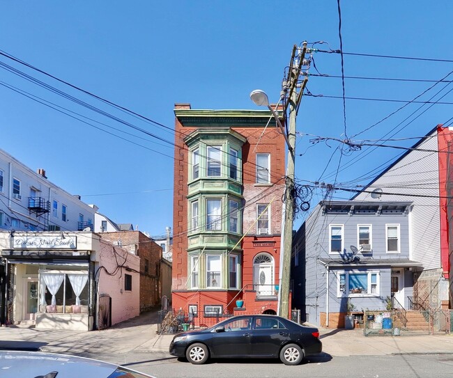 Building Photo - 118 Bowers St Unit 3