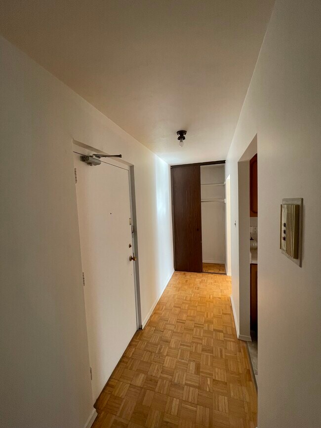 Photo - 215 College Av W