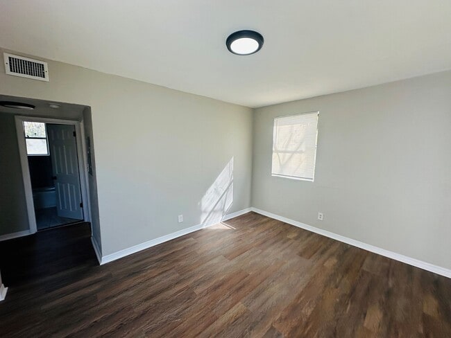 Photo - 1021 W 6th St