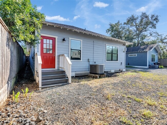 Photo - 4730 Bell St