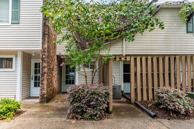 Townhouse Just off Franklin St. Available ... - Townhouse Just off Franklin St. Available ...