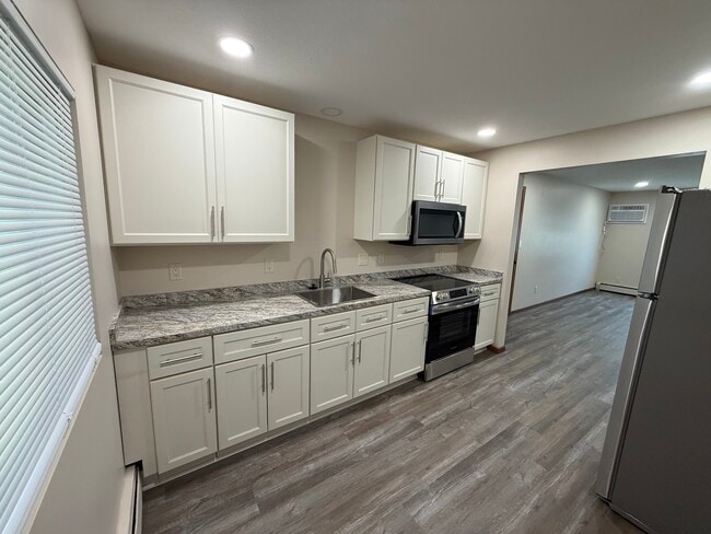 Building Photo - 1322 W Montrose St Unit 1
