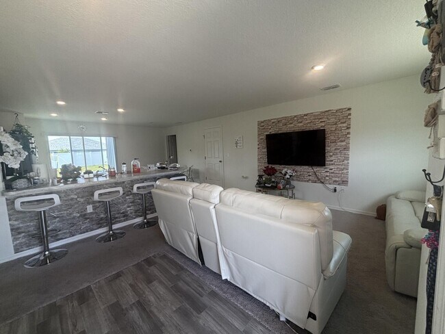 Photo - 402 NE Mainsail St