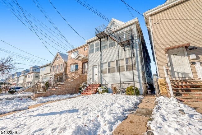 Photo - 525 Maple Ave