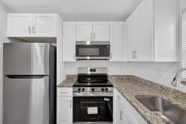 Photo - 728 Henry Rd