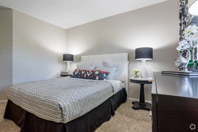 2BR, 2BA - 981 SF