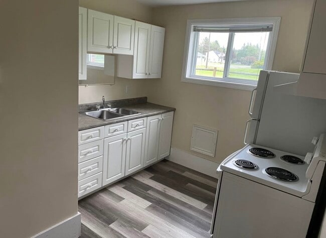 Building Photo - 770 Riverside Dr Unit Apt 5