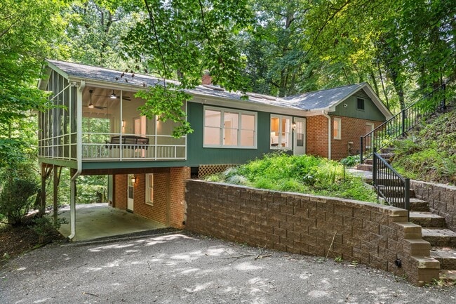 Building Photo - Bright, Updated Home Minutes from UNC and Downtown Chapel Hill