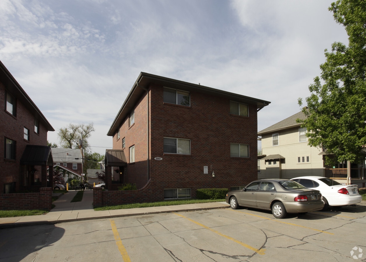 Photo - California Court Apartments
