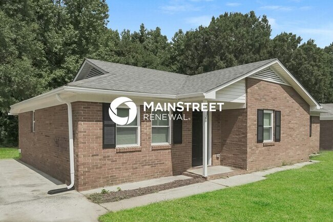 Photo - 3 Bedroom Pet-Friendly Home in Charlotte, NC with Main Street Renewal