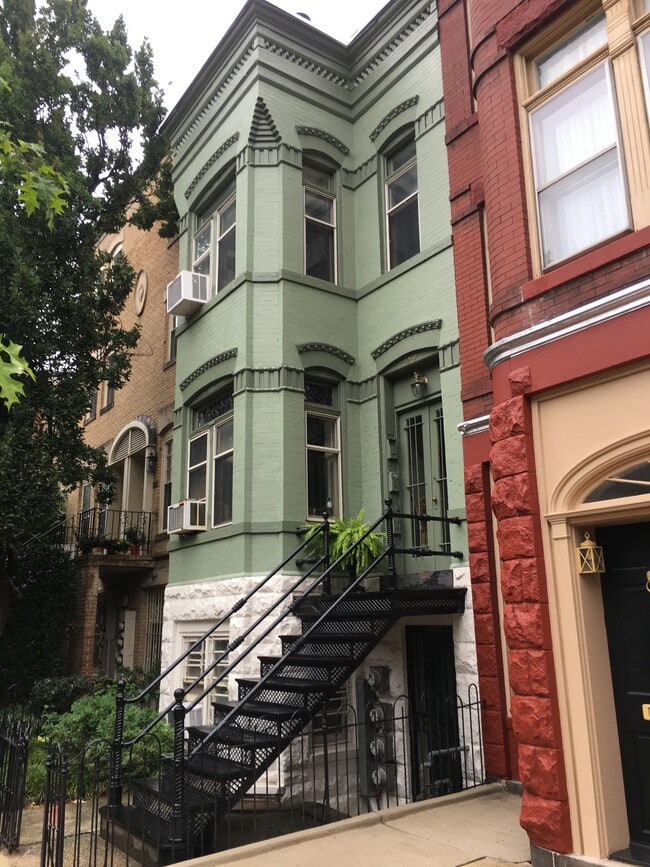 Building Photo - 219 C St NE Unit 2