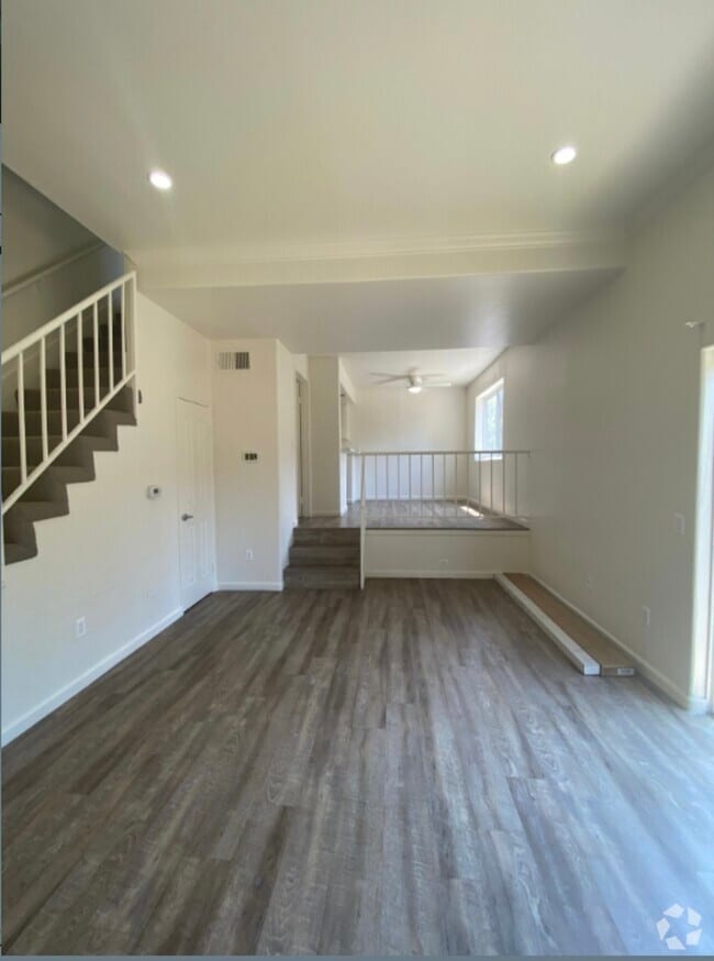 Building Photo - 13022 Riverside Dr Rental
