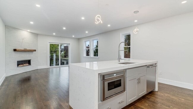 Building Photo - 555 E 5th St Unit PH