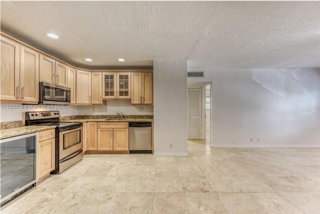 Building Photo - 530 NE 15th Ct Unit 6 Rental