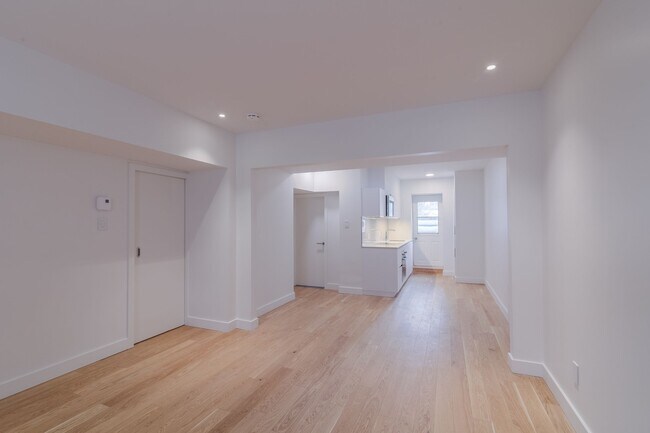 Photo - 4930 Queen-Mary