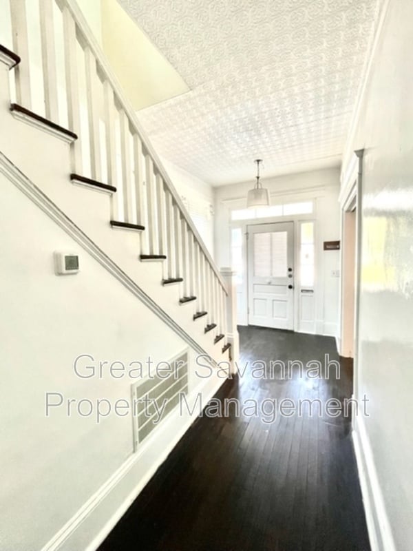 Photo - 637 E 39th St
