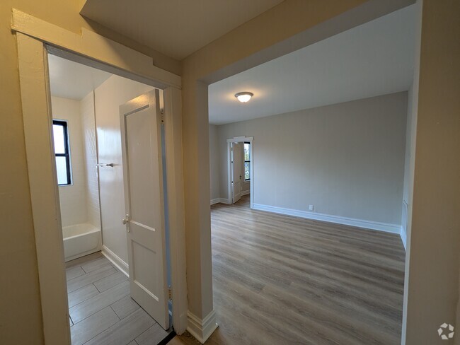 Building Photo - 2623 N Sawyer Ave Unit 2638-2 Rental