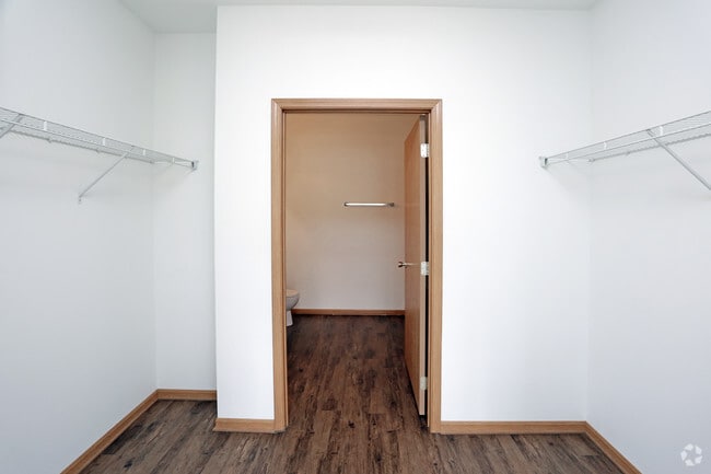 1BR, 1BA - 730 SF - Walk-In Closet