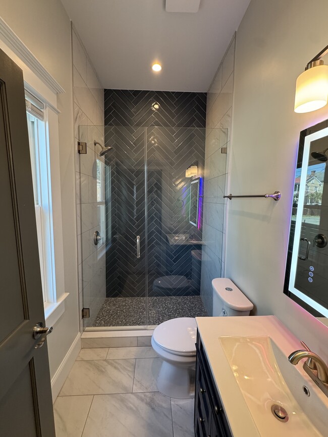 Photo - 688 King St Unit B1