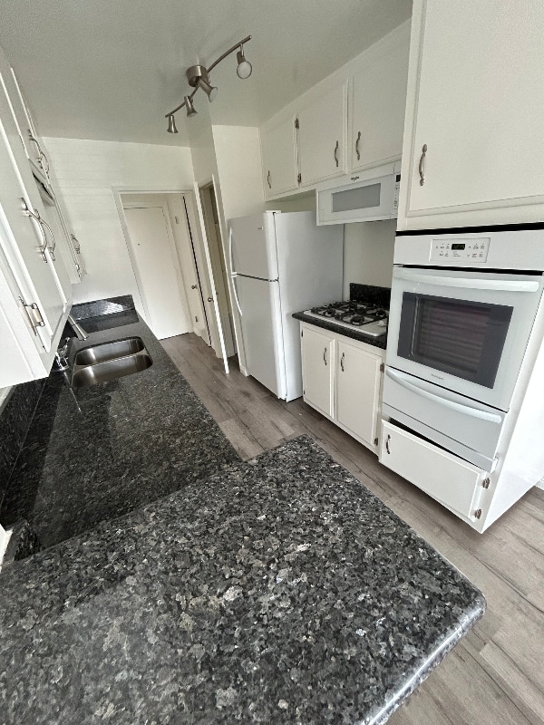 Building Photo - 12221 San Vicente Blvd Unit Apt 117