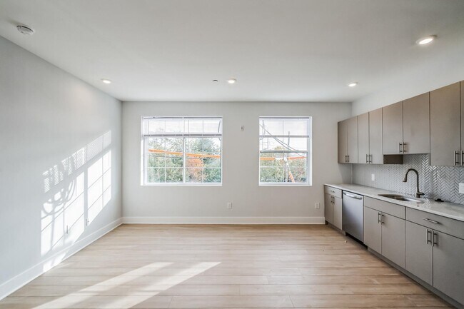 Photo - 646 N 32nd St