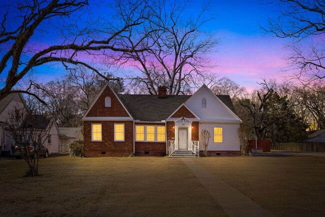 Gorgeous Brick Home, 4 Bedroom 2 Bath Avai... - Gorgeous Brick Home, 4 Bedroom 2 Bath Avai...