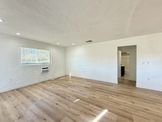 Photo - AVAILABLE NOW!! 2 Bedroom 1 Bathroom Apartment in Palm Desert! Unidad 02