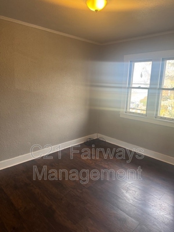 Photo - 855 Vankirk St