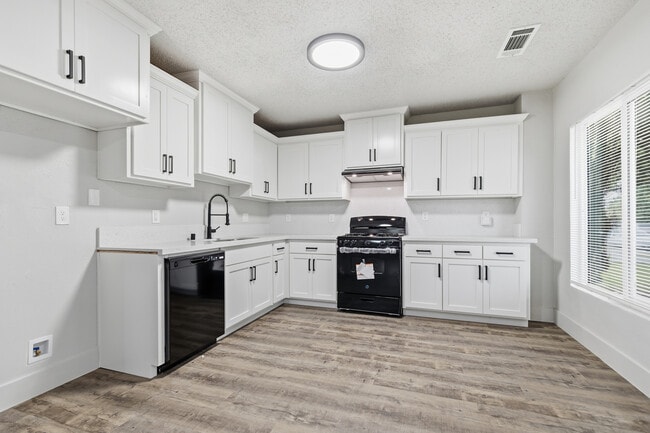 Photo - 252 N G St