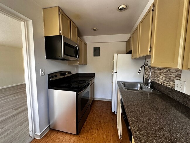 Photo - Cute and Cozy East Queen Anne Condo with 2 Bedrooms, 1 Bath and 1 Covered Parking Space Unit 2