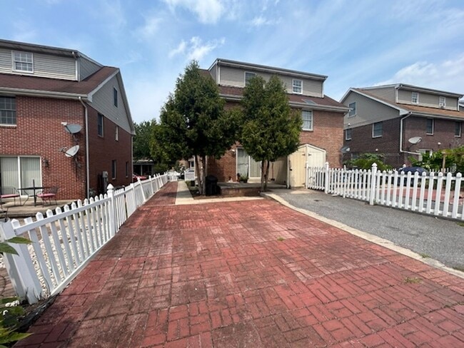 Photo - 3 Bedroom 1.5 Bathroom Available in Lancaster