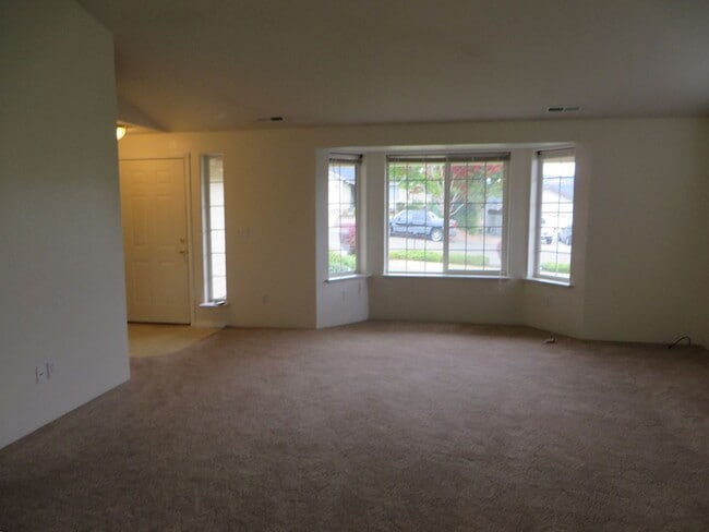 Photo - Nice 3 Bedroom Home in Green!