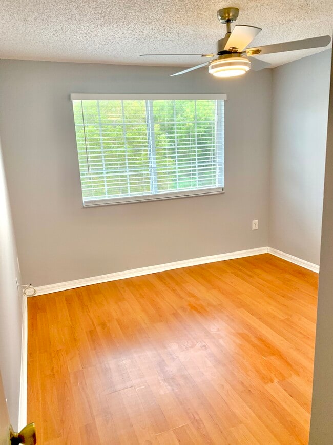 1st bedroom - 900 Crestwood Ct S Unit 907