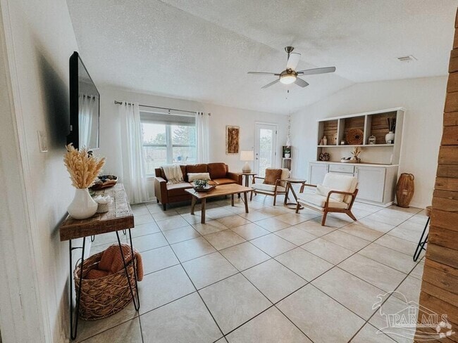 Building Photo - 8625 El Paseo St Rental