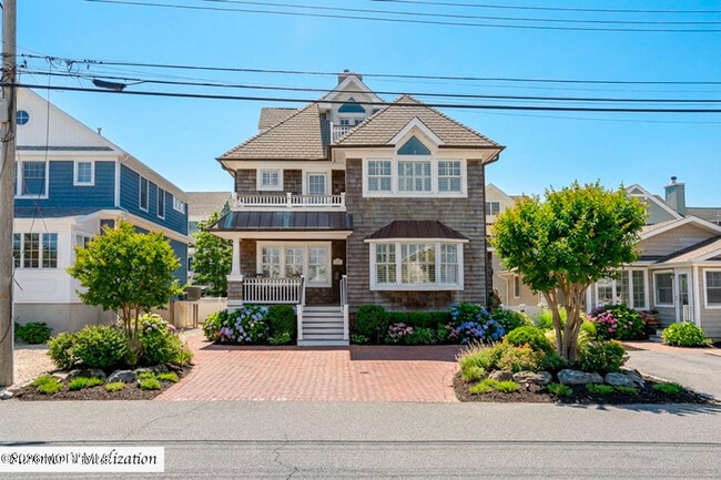 Photo - 565 Trout Ave